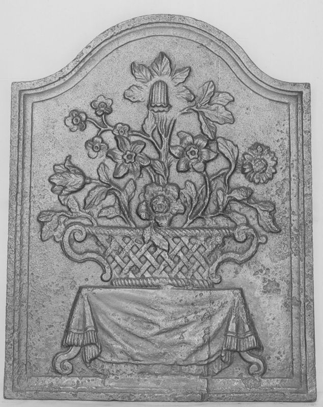 Corbeille de fleurs posées sur une table