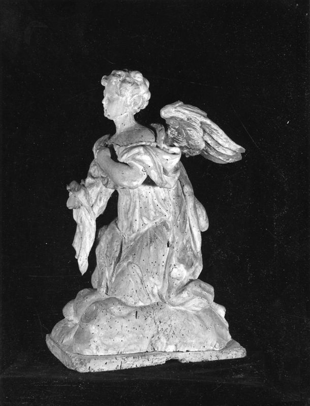 Ange adorateur agenouillé