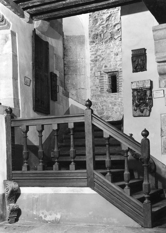 rampe d'escalier / Château fort et musée d'art[Fondation van der Burch]