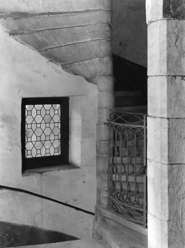escalier à vis / Château fort et musée d'art[Fondation van der Burch]