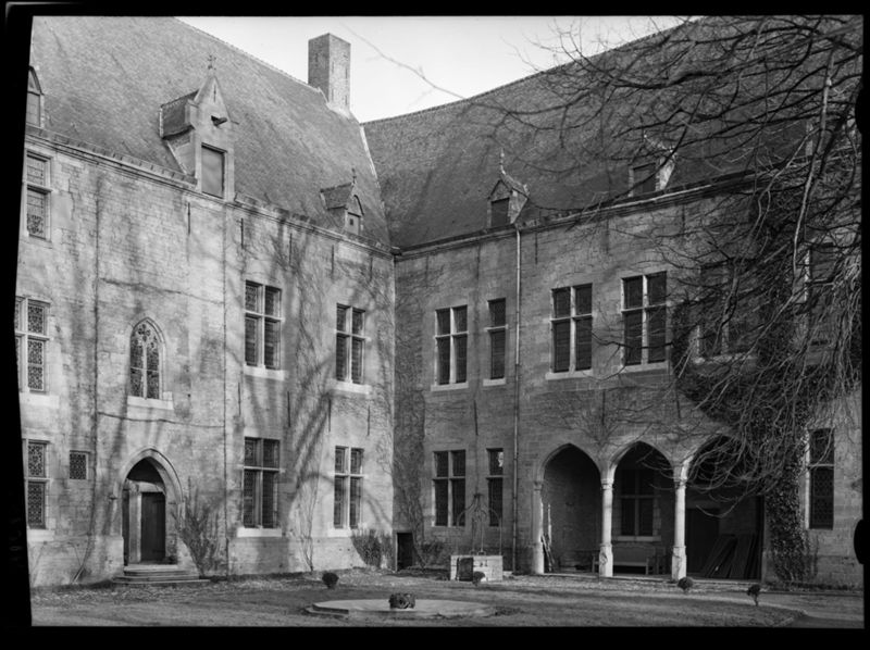 château fort / Château fort et musée d'art[Fondation van der Burch]