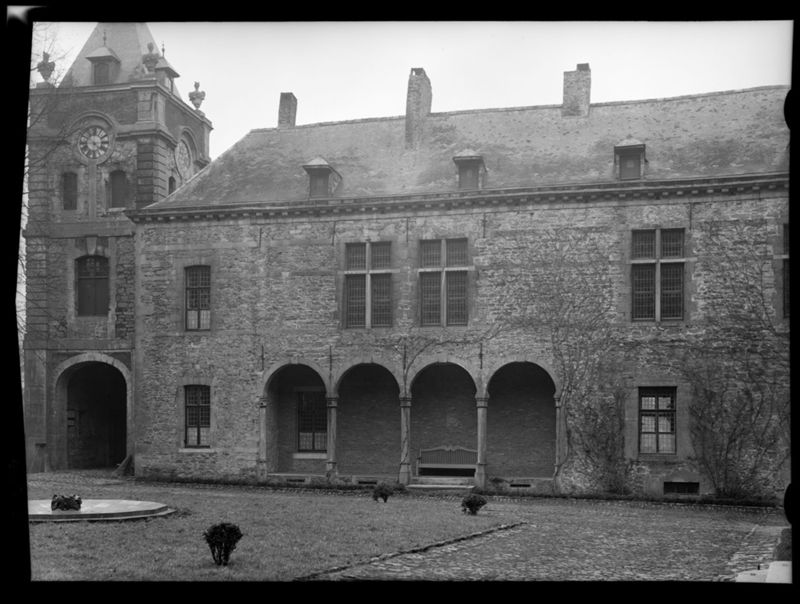 château fort / Château fort et musée d'art[Fondation van der Burch]