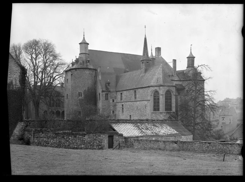 château fort / Château fort et musée d'art[Fondation van der Burch]