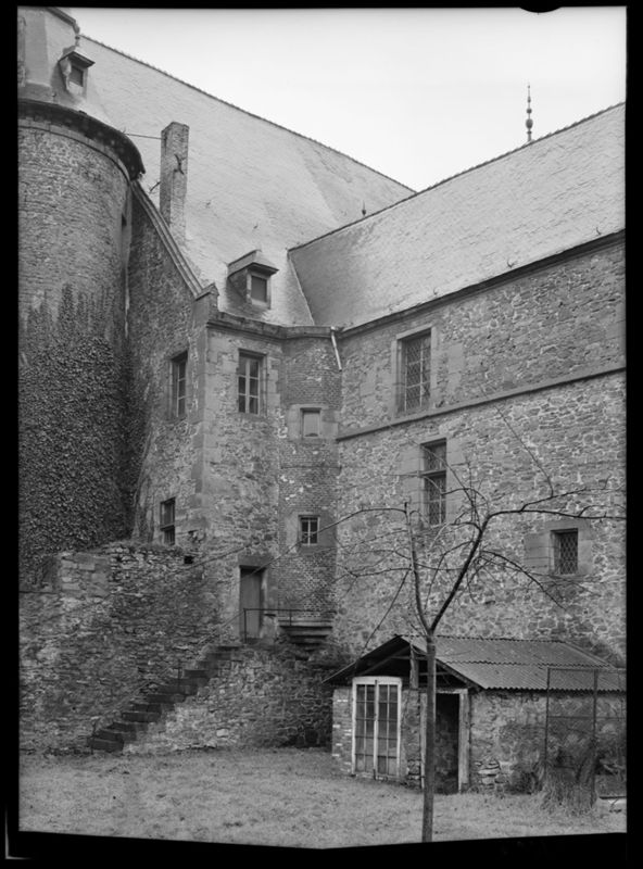 château fort / Château fort et musée d'art[Fondation van der Burch]