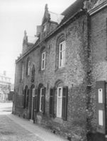 B049064
