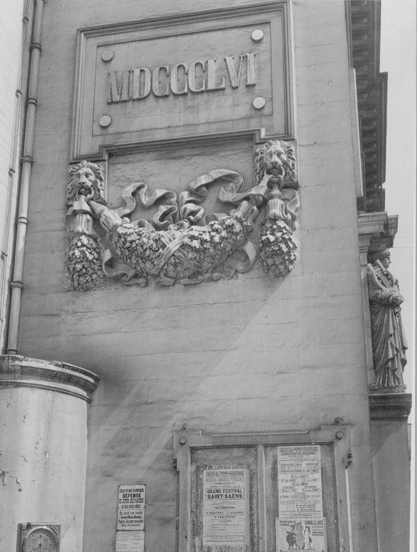 Cartel au millésime de la reconstruction du théâtre