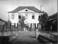 B052877