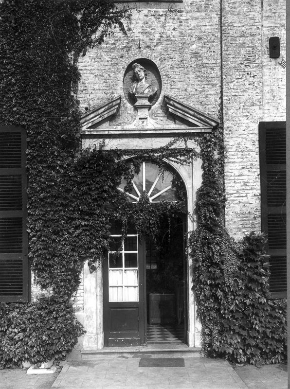 porte dans un mur extérieur / Kasteel La Motte