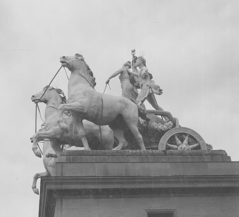 Quadrige de l'arcade du Cinquantenaire: le Brabant hissant le drapeau national