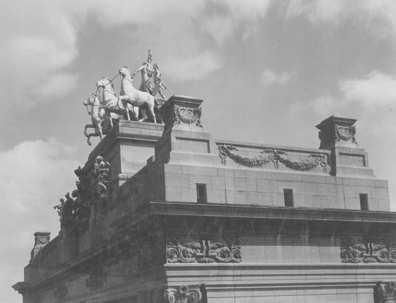 Quadrige de l'arcade du Cinquantenaire: le Brabant hissant le drapeau national