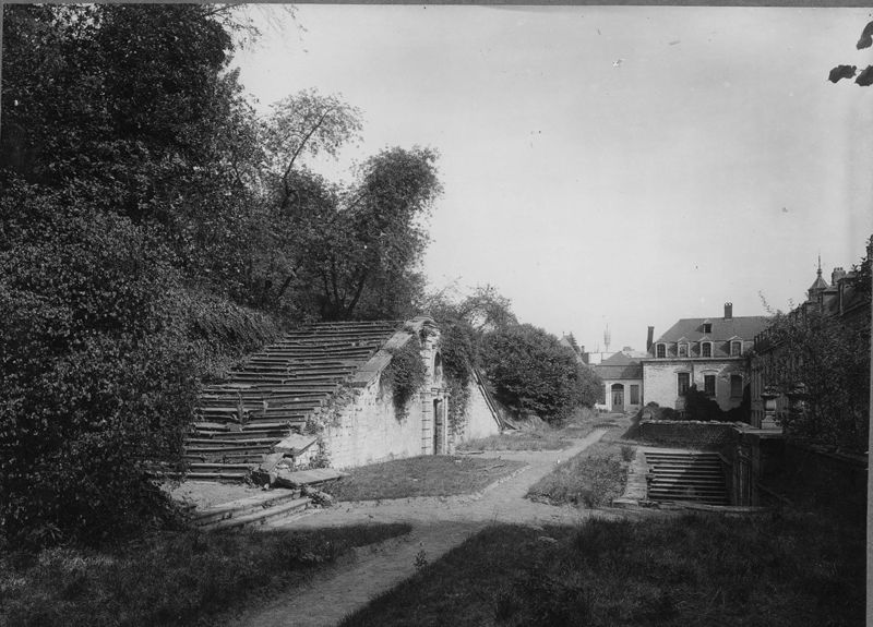 Escalier monumental d'accès aux jardins étagés à la française