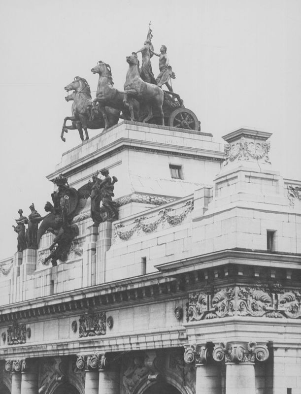 Quadrige de l'arcade du Cinquantenaire: le Brabant hissant le drapeau national