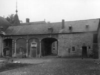 B081557