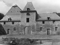 B081558