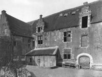 B081610