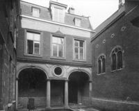 B085699