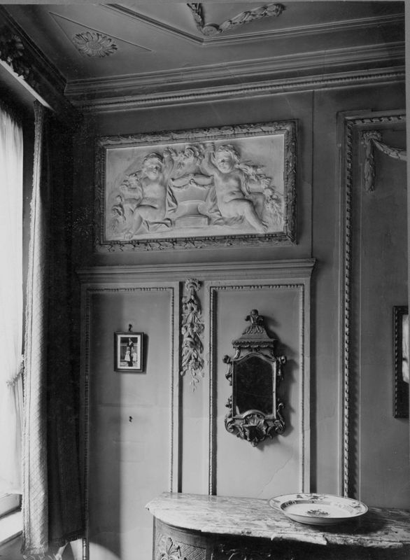 Putti avec vase décoratif