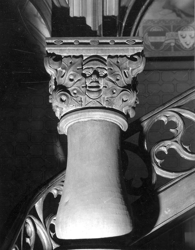 Tête d'homme entourée de feuillages