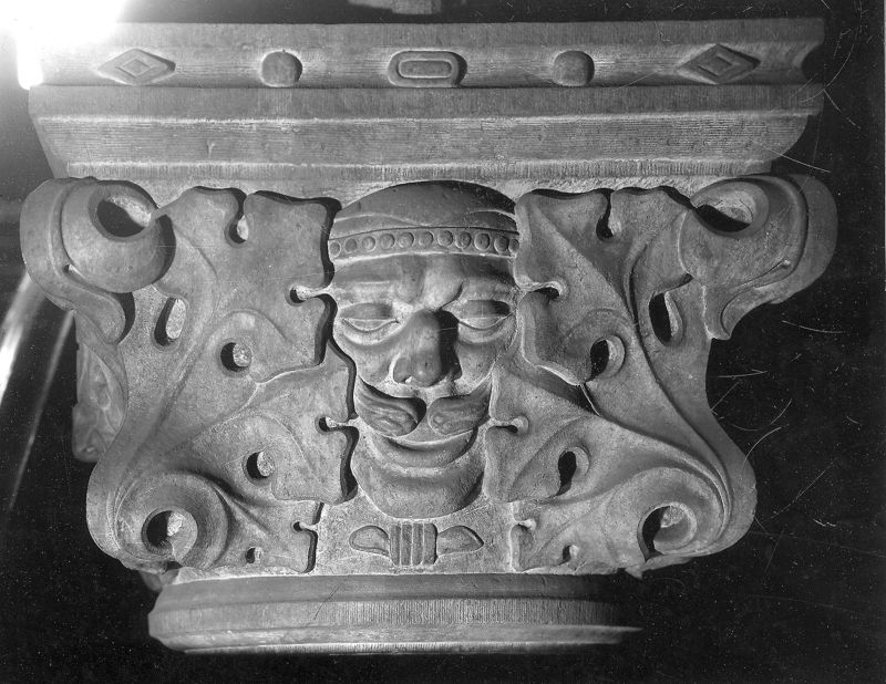 Tête d'homme entourée de feuillages