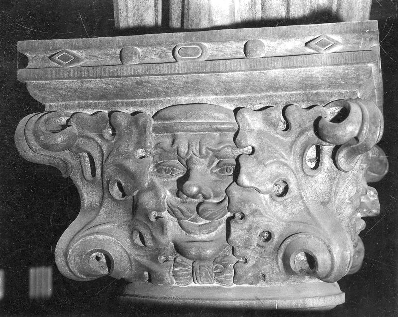 Tête d'homme entourée de feuillages