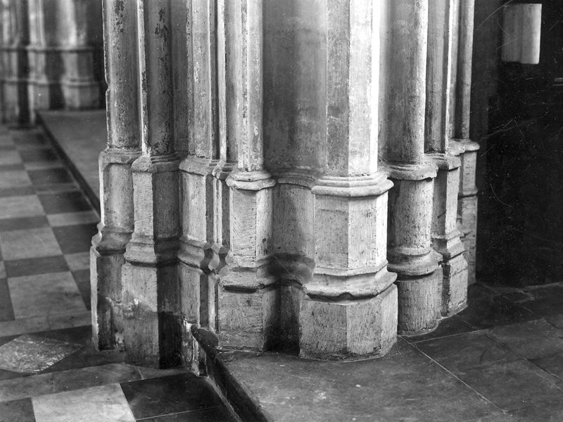 base de colonne / Sint-Romboutskathedraal[Mechelen]