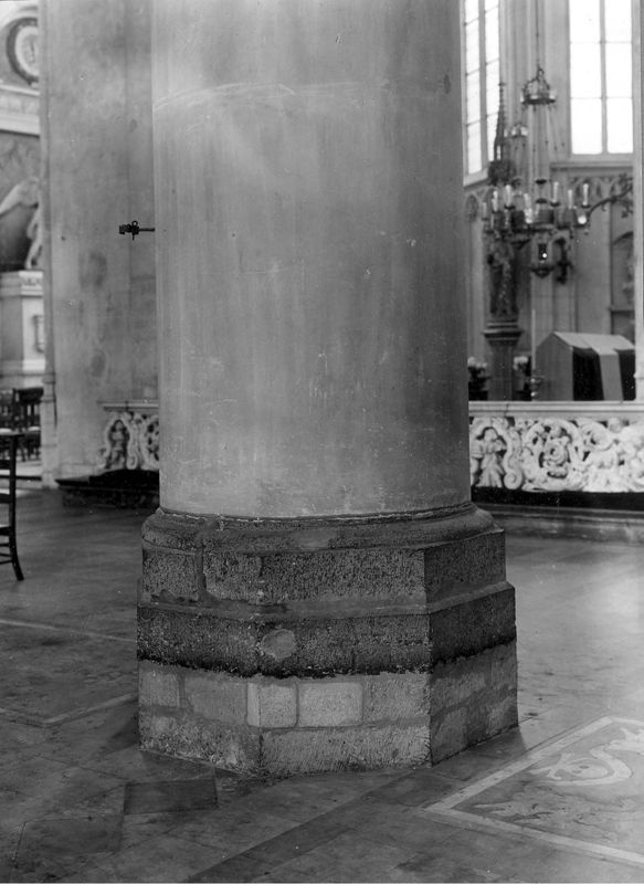 base de colonne / Sint-Romboutskathedraal[Mechelen]