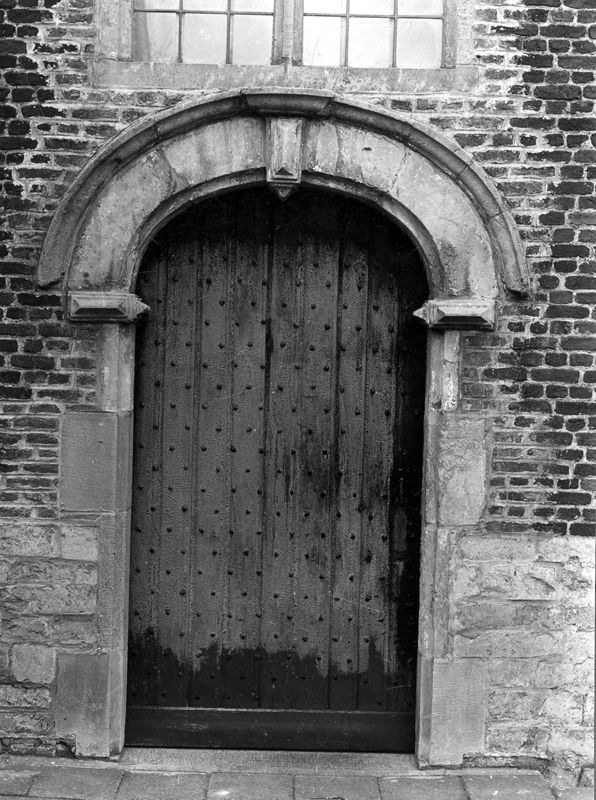 porte dans un mur extérieur / Klooster Onze-Lieve-Vrouw Visitatie