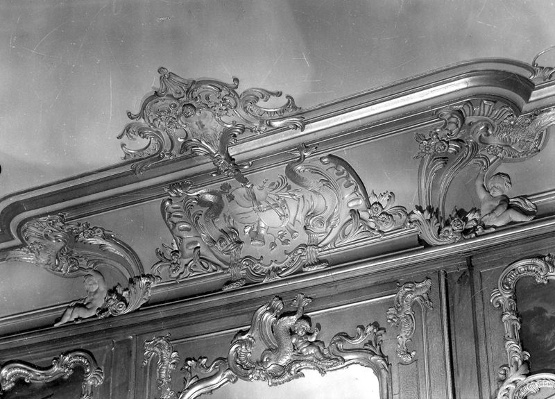 Trophée d'instruments de musique entre deux dauphins