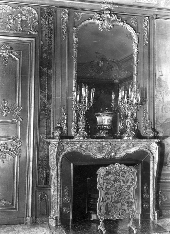 cheminée[élément d'architecture] / Palais du Gouvernement Provincial[ancien Palais des Princes-Evêques]