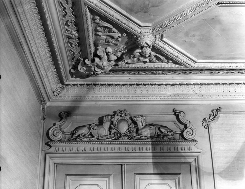 relief[sculpture] / Hôtel de Crassier, Rue des Célestins, 14