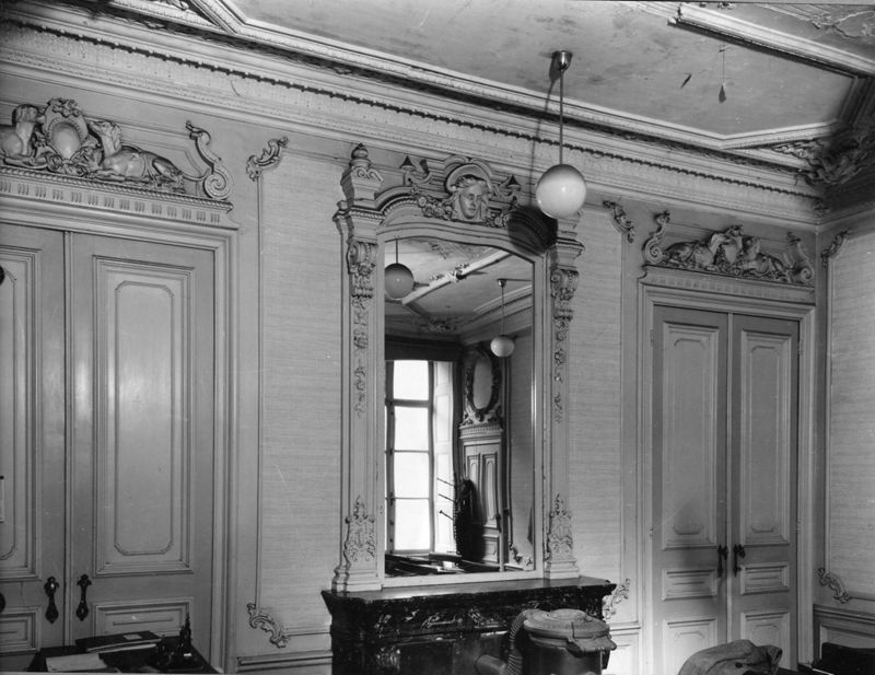 relief[sculpture] / Hôtel de Crassier, Rue des Célestins, 14