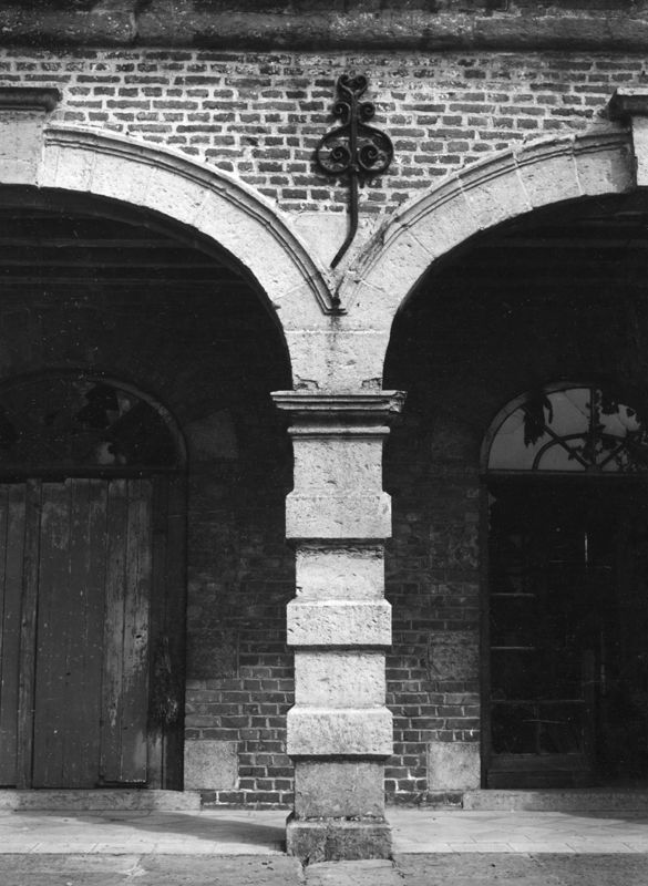 pilier / Château Le Manoir