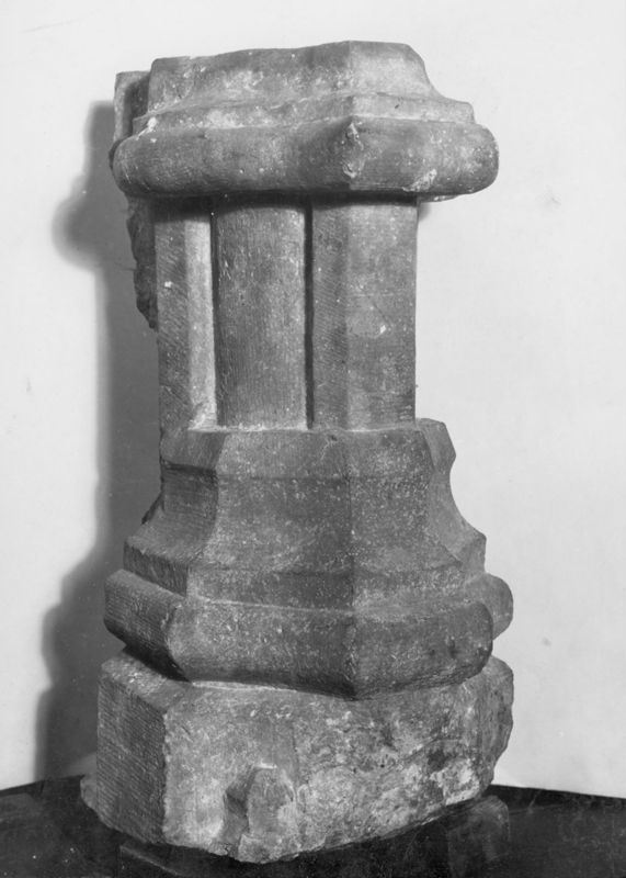 encadrement de cheminée / Museum voor Stenen Voorwerpen