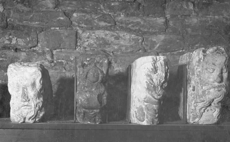 encadrement de cheminée / Museum voor Stenen Voorwerpen