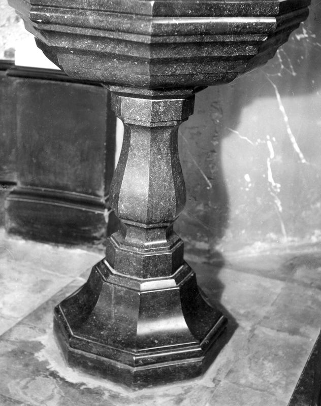 fonts baptismaux / Kerk O.L.Vrouw en Sint-Petrus en Paulus[Waasmunster]
