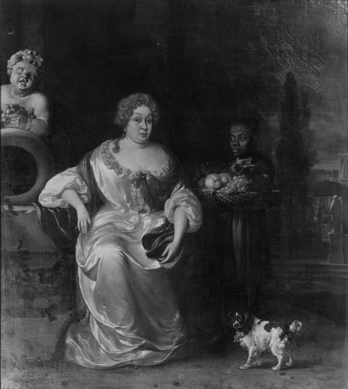 Dame assise avec page noir
