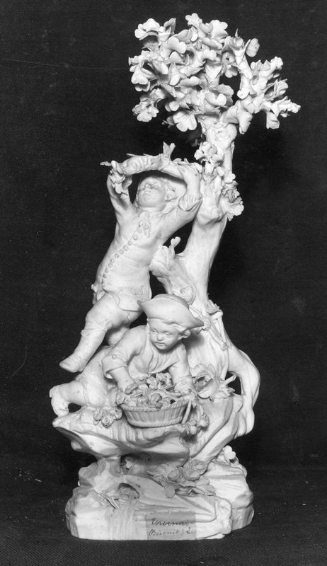 Enfants cueillant des fleurs à un arbre