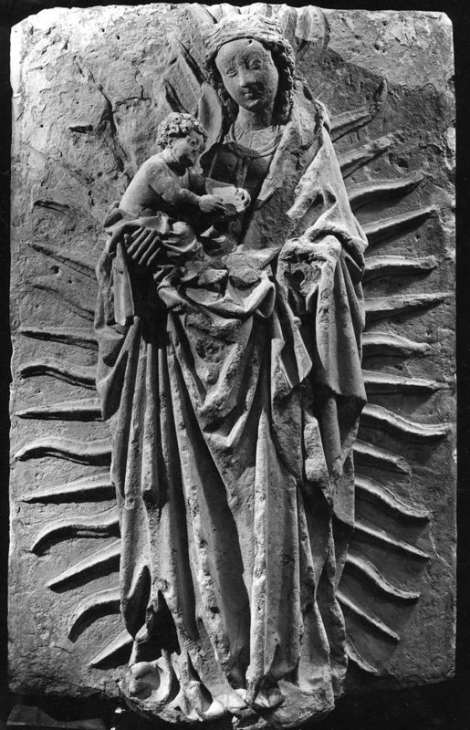 Dalle rectangulaire en haut-relief: Vierge à l'Enfant entourée de rayons.