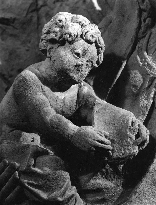 Dalle rectangulaire en haut-relief: Vierge à l'Enfant entourée de rayons.