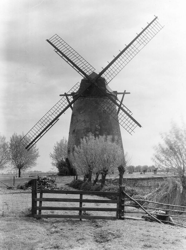 Stenen poldermolen van de Moeren