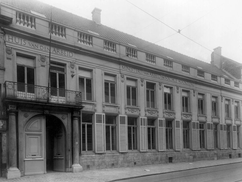 voorm. "Hotel de Lovendegem", "Hotel de Breyne en thans "Huis van den Arbeid"