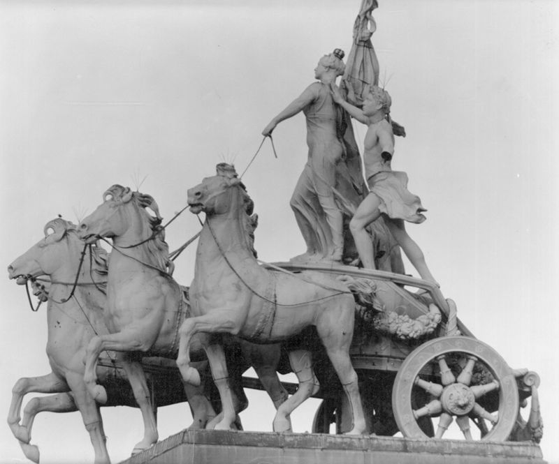 Quadrige de l'arcade du Cinquantenaire: le Brabant hissant le drapeau national