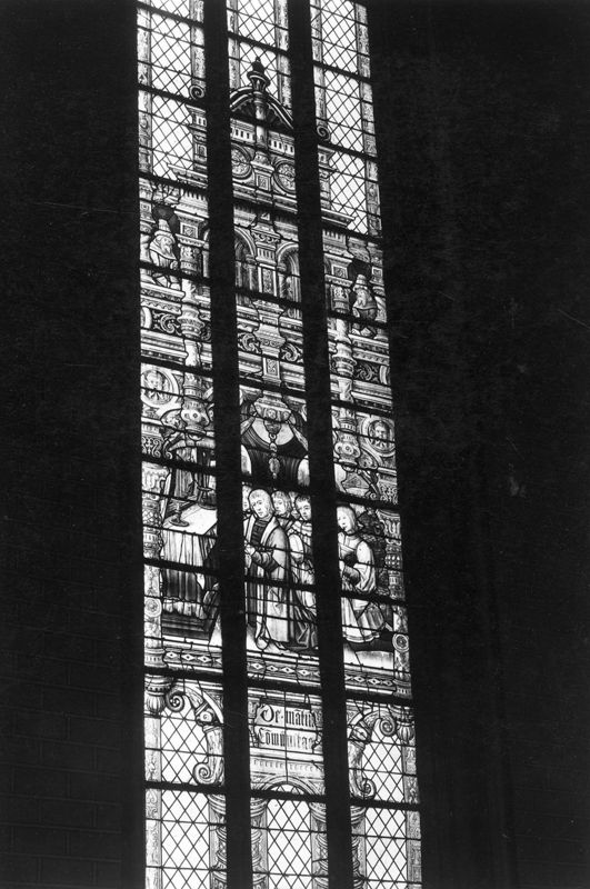Membres de la confrérie de Saint-Martin en prière devant un autel