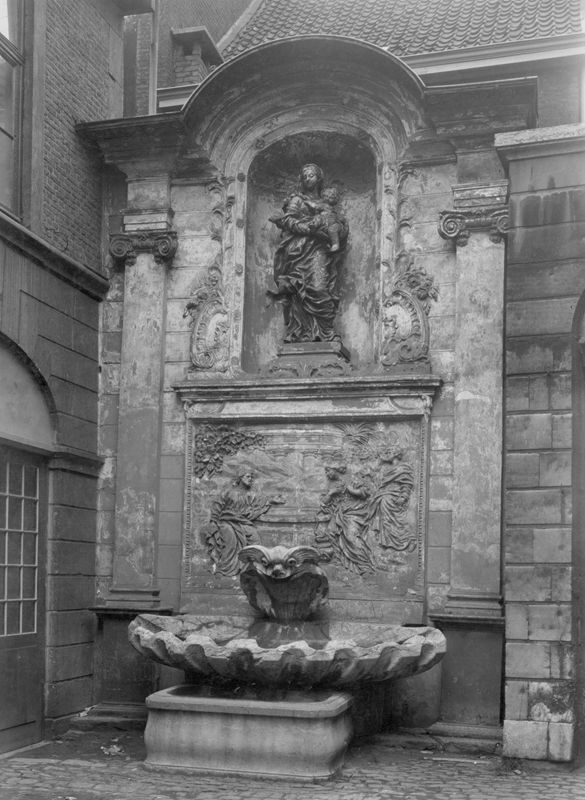 Jésus conversant avec la Samaritaine (dans la cour de l'Hôtel  Wodon-Merken)