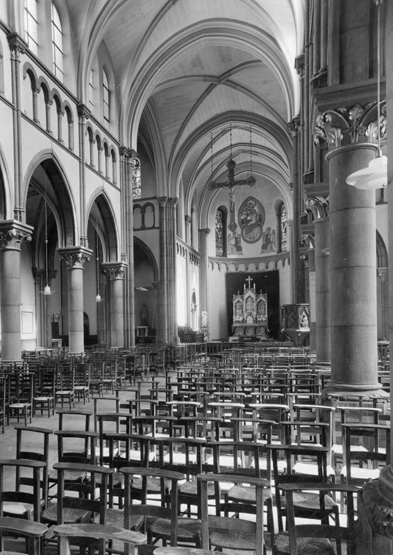 Vierge à l'Enfant dans une mandorle et Anges tenant un chandelier