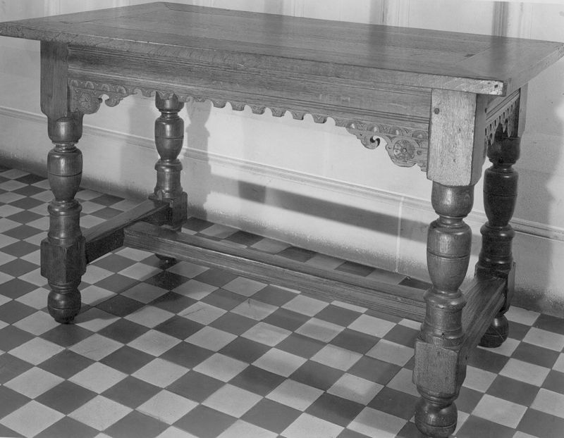 table / Museum Mayer van den Bergh