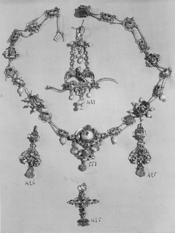 parure de cou / Museum Mayer van den Bergh