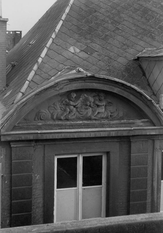 fronton[façade] / Couvent des Filles de la Croix[en Hors-Château]