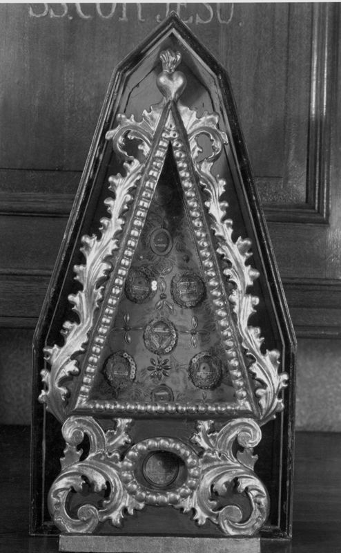 Reliquaire de forme triangulaire