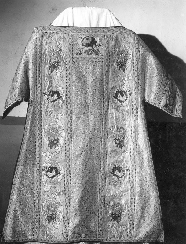 Ornement liturgique de couleur dorée
